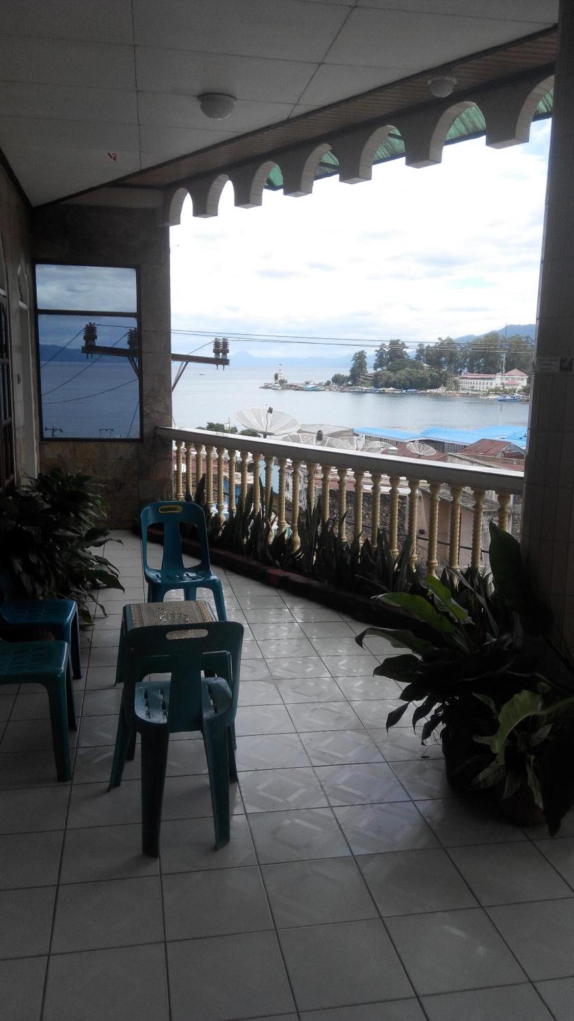 Melissa Palace Hotel And Karaoke Parapat Esterno foto