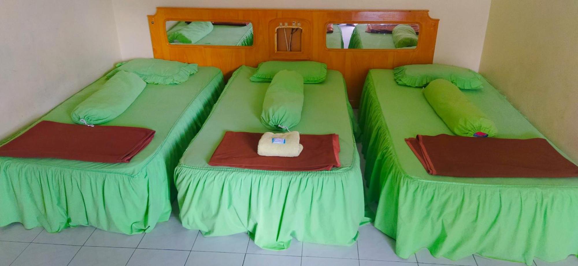 Melissa Palace Hotel And Karaoke Parapat Esterno foto