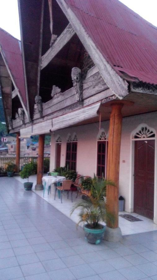Melissa Palace Hotel And Karaoke Parapat Esterno foto